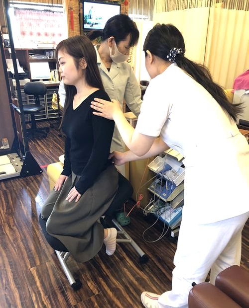 女性の患者さんへの施術の様子